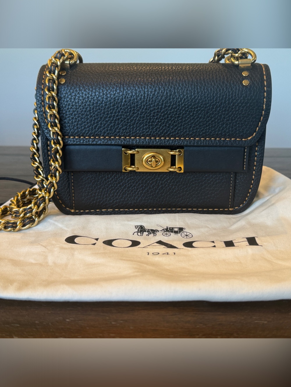 NWOT Rare Coach Black Troupe Pebbled Leather Crossbody with Gold Turnlock - Picture 2 of 15